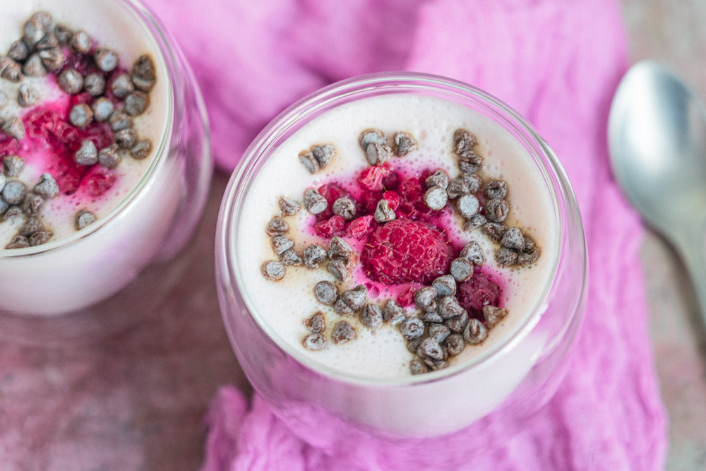 Proteinreiches Weihnachtsdessert: Vanille-Proteinpulver-Mousse mit Himbeersauce